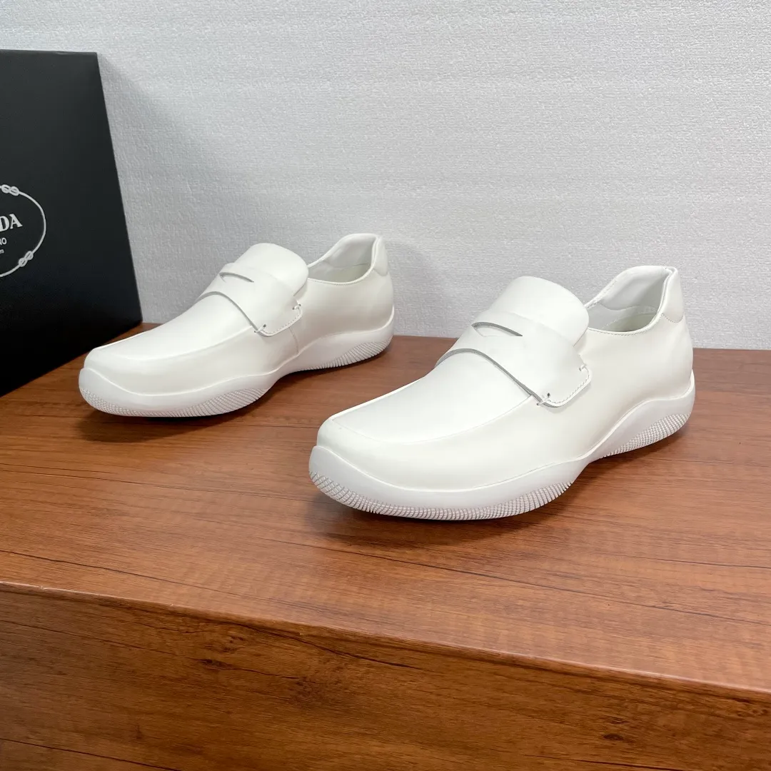 💰720 Code: YS003342 Prada/Prada men's new leather sneakers. These sneakers are made of imported calf leather and have a classic penny loafer upper design style, inspired by classic aesthetic concepts. Equipped with 3.5cm iconic red label lightweight elastic rubber soles, fabric and cowhide mixed lining, and silk-printed logo cowhide foot pads. The style is versatile and durable, comfortable and breathable, and comes with a full set of original packaging dust bags! Size: 39-40-41-42-43-44 Standard leather shoe size (45 can be customized but returns and exchanges are not supported) Item number: 4D3612 White